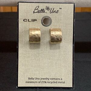NWT Bella Uno gold tone hammered hoop clip on earrings